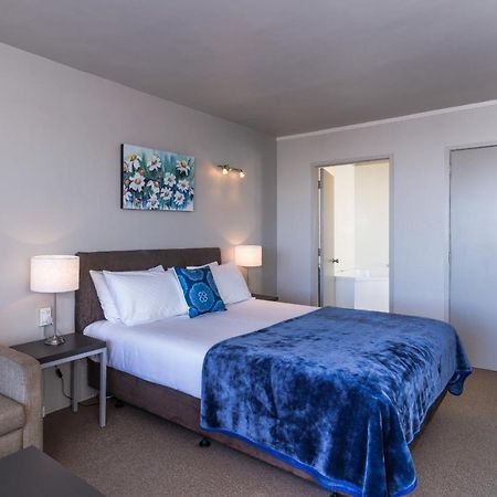 Twin Peaks Lakeside Inn Таупо Экстерьер фото