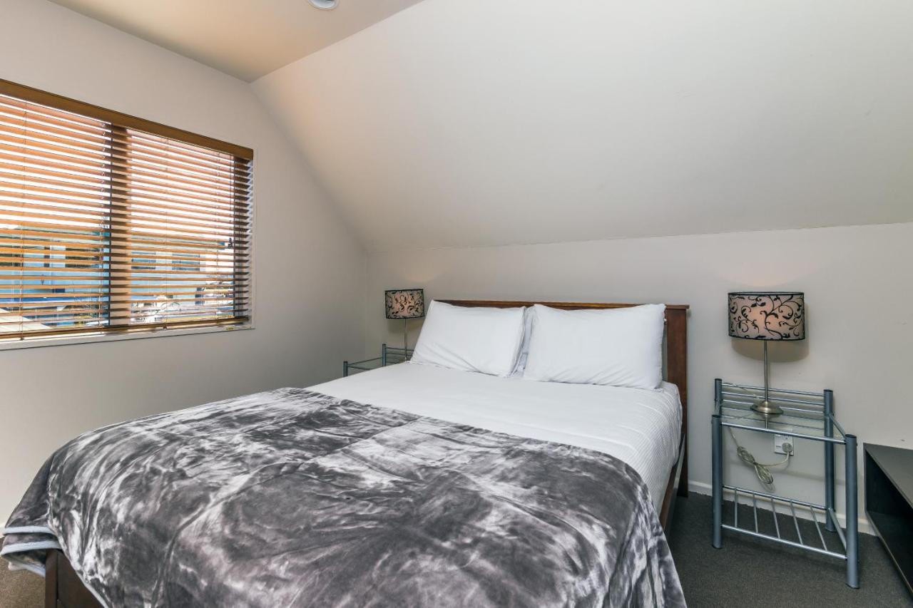 Twin Peaks Lakeside Inn Таупо Экстерьер фото