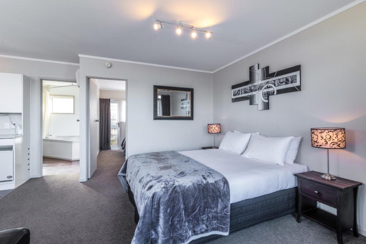 Twin Peaks Lakeside Inn Таупо Экстерьер фото