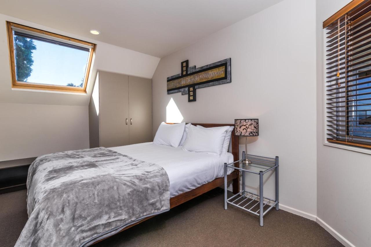 Twin Peaks Lakeside Inn Таупо Экстерьер фото