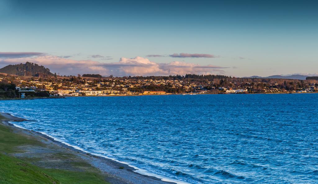 Twin Peaks Lakeside Inn Таупо Экстерьер фото