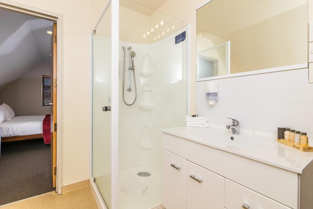 Twin Peaks Lakeside Inn Таупо Экстерьер фото