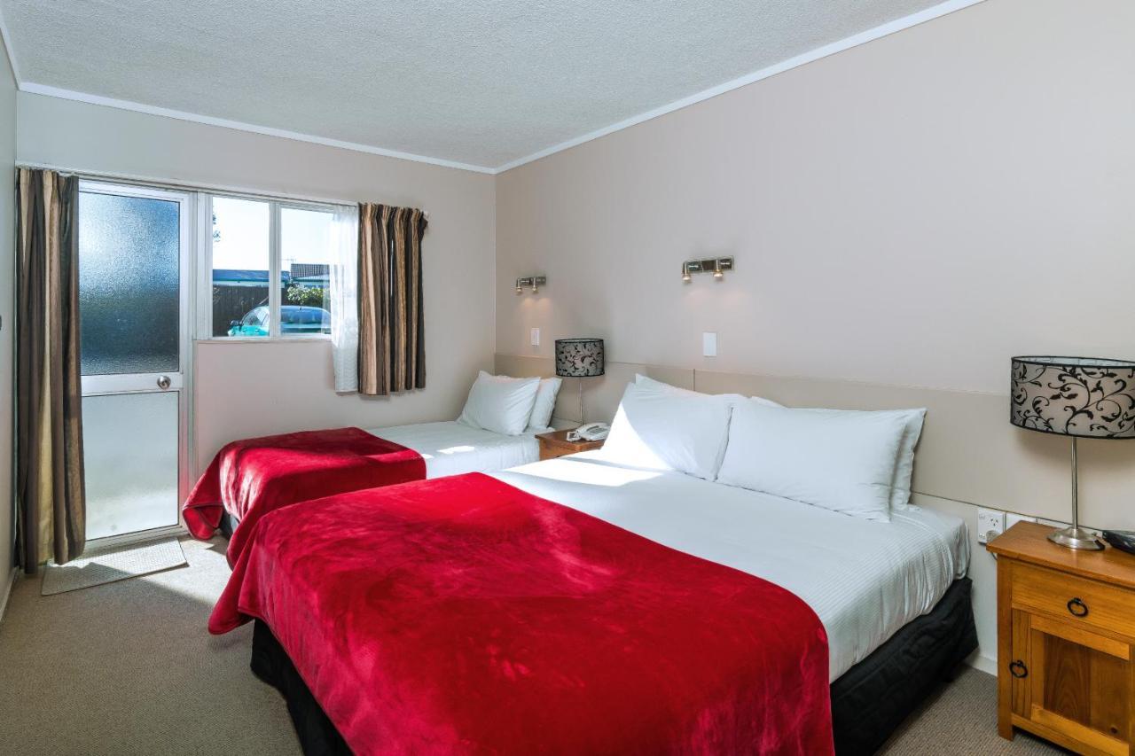 Twin Peaks Lakeside Inn Таупо Экстерьер фото