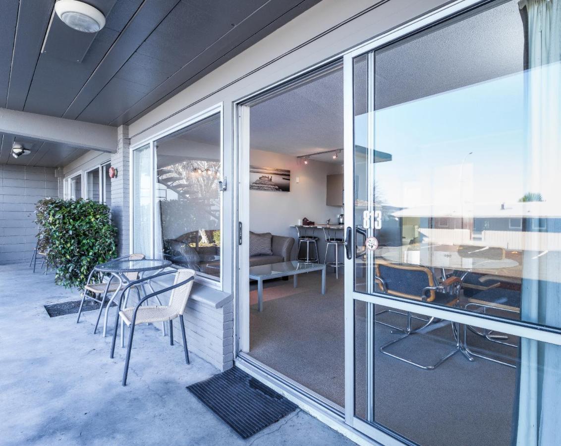Twin Peaks Lakeside Inn Таупо Экстерьер фото