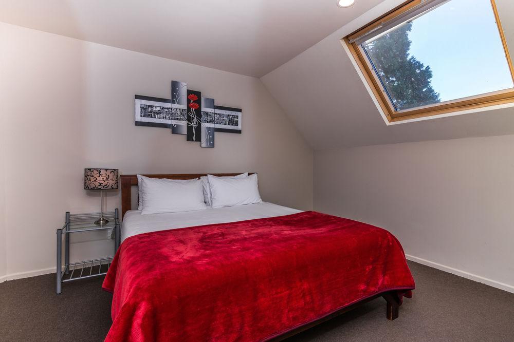 Twin Peaks Lakeside Inn Таупо Экстерьер фото