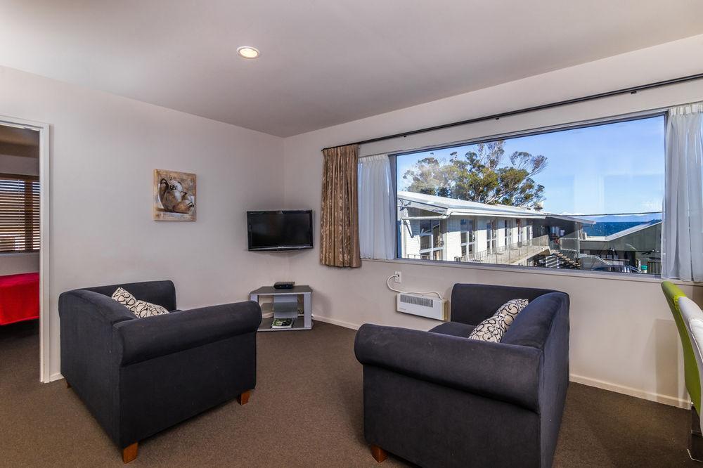 Twin Peaks Lakeside Inn Таупо Экстерьер фото